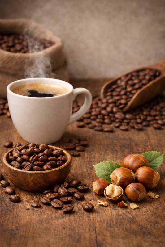 afé en grains aromatisé noisette servi en tasse sur table en bois avec grains de café et noisettes – Le Secret des Sens