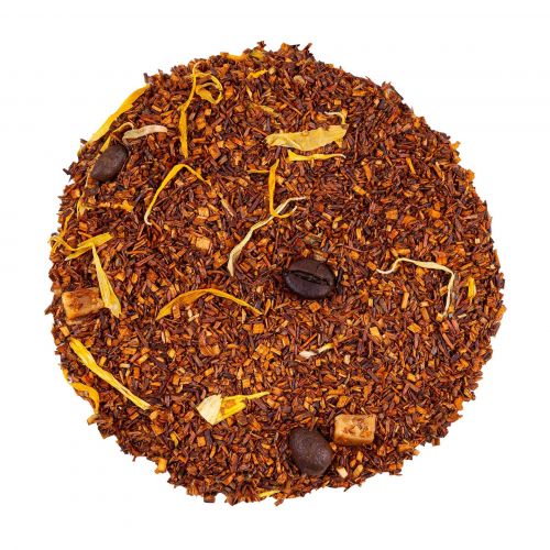 Rooibos Place Saint‑Marc en vrac, mélange brun‑roux avec éclats de caramel, grains de café et pétales de souci.